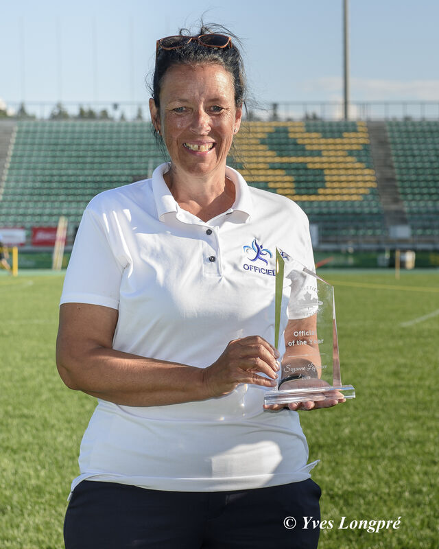 Suzanne lafrance reçoit le prix d’officielle de l’année au canada